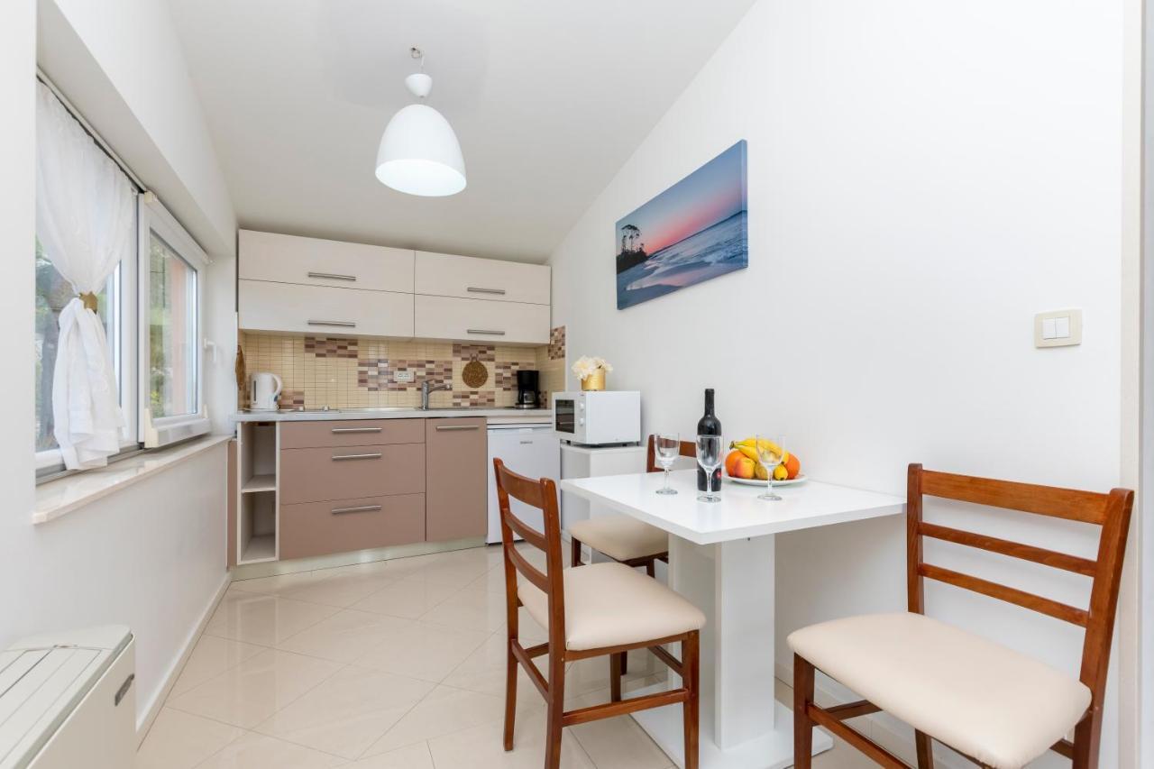 Apartments Villa White House Omiš Exteriör bild